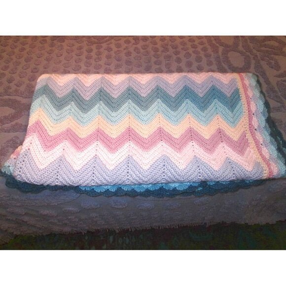 Vtg Hand Crochet Knitted Afghan Blanket Couch Throw Lap Colorful Chevron Zig Zag - Picture 1 of 7